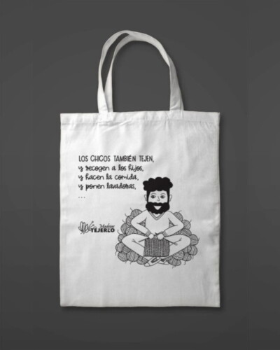 Tote Bag amplia, resistente y cómoda, ideal para llevar tus ovillos, agujas y revistas a todas partes. Tiene un mensaje reivindicativo "Los chicos también tejen". Porque tejer no es cosa de género, sino de pasión y creatividad.