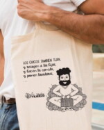 Chico con una Tote Bag en la que aparece la frase: "LOS CHICOS TAMBIEN TEJEN"