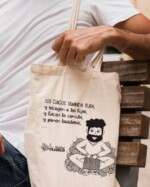 Tote Bag amplia, resistente y cómoda, ideal para llevar tus ovillos, agujas y revistas a todas partes. Tiene un mensaje reivindicativo "Los chicos también tejen". Porque tejer no es cosa de género, sino de pasión y creatividad.